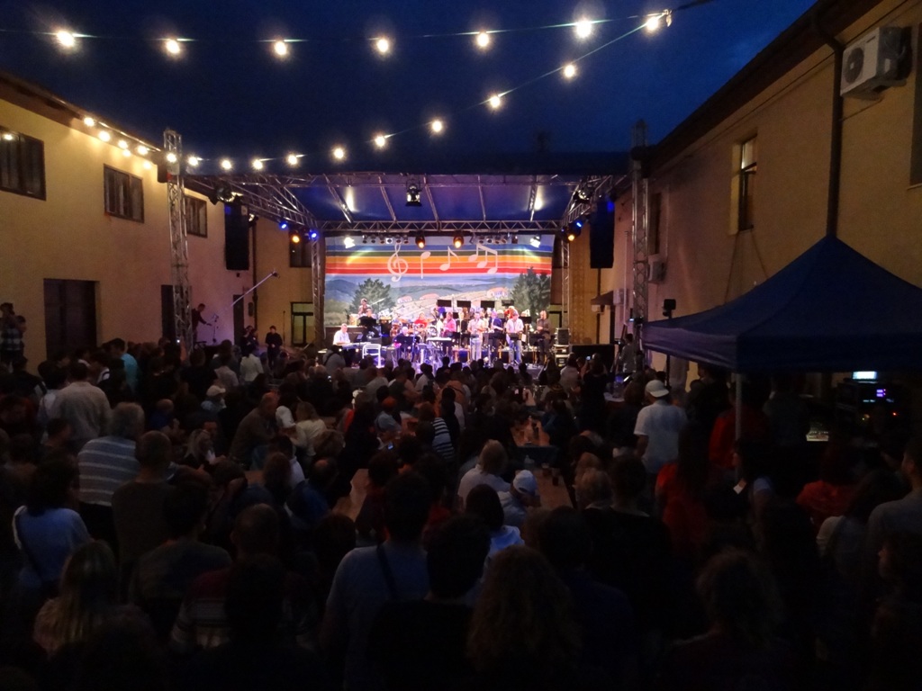 Zbrano občinstvo na prvem dnevu festivala. (foto: MareziJazz)